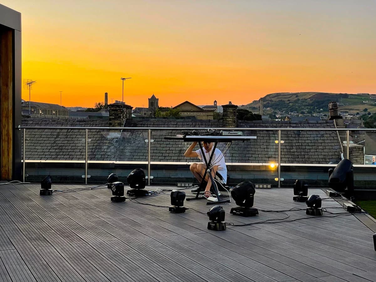 Çatı terasında DJ performansı ve CHAUVET DJ hareketli kafa ışıkları